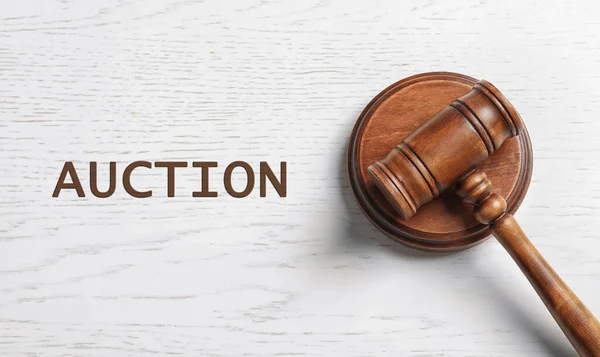 Word Auction Gavel White Wooden Table Top View — Stock Photo, Image