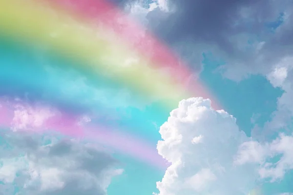 Vacker Himmel Med Ljus Regnbåge Och Fluffiga Moln — Stockfoto