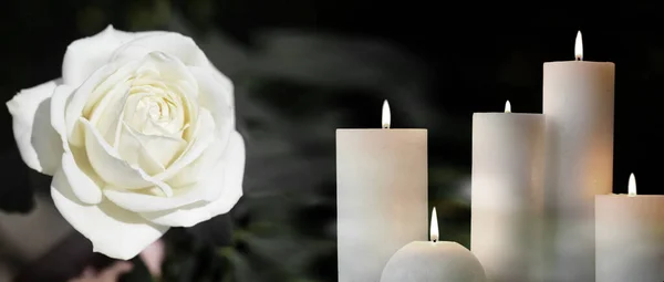 葬式だ 白バラと黒の背景に燃えるろうそく バナーデザイン — ストック写真