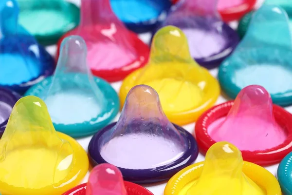 Preservativos Coloridos Sobre Fondo Blanco Vista Cerca Sexo Seguro —  Fotos de Stock