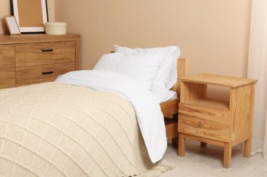 Rahat yataklı şık bir oda. İç tasarım