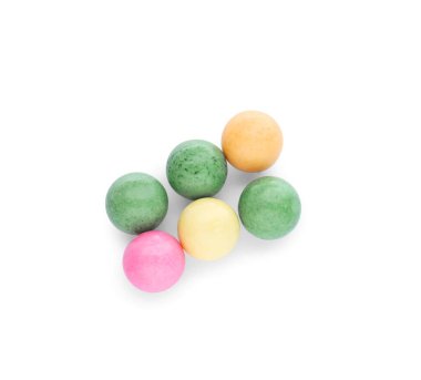 Beyaza izole edilmiş parlak renkli sakızlı sakızlar.