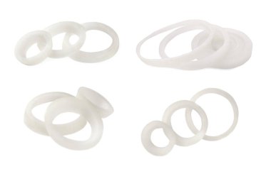 Beyaz üzerine izole edilmiş soğan halkaları.