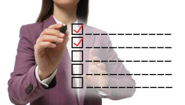 Yapılacaklar Listesi. Sanal ekranda beyaz arkaplanda işaretli kutucuğu işaretleyen kadın, yakın plan