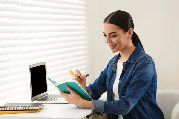 Kvinnan Studerar Laptop Hemma Översättningskurs Online — Stockfoto