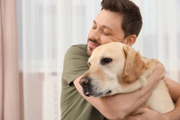 Homem Abraçando Seu Labrador Retriever Bonito Casa Espaço Para Texto — Fotografia de Stock