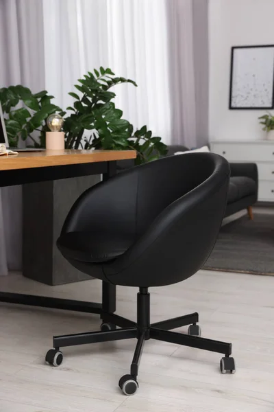Bequemer Bürostuhl Schreibtischnähe Modernen Arbeitsplatz — Stockfoto