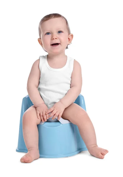 Küçük Çocuk Beyaz Arka Planda Bebek Tuvaletinde Oturuyor — Stok fotoğraf