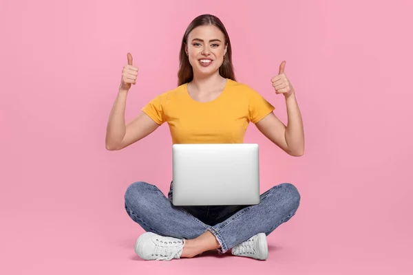 Щаслива Жінка Ноутбуком Показує Великі Пальці Рожевому Фоні — стокове фото