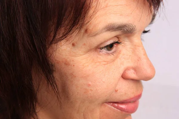 Perawatan Kulit Wanita Senior Pada Latar Belakang Putih Closeup — Stok Foto