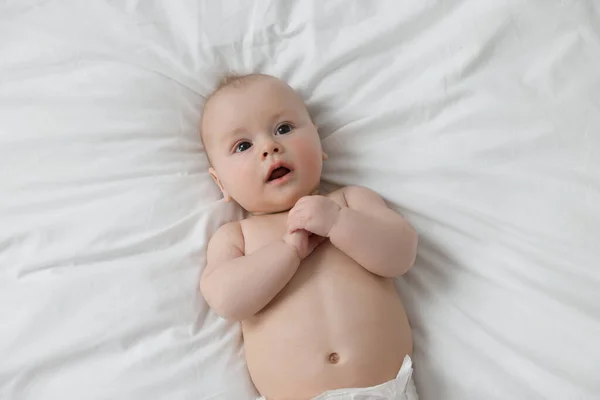 Söt Liten Bebis Liggande Vit Säng Ovanifrån — Stockfoto