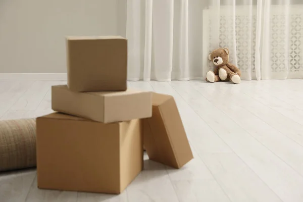 Urso Pelúcia Solitário Bonito Chão Perto Caixas Dentro Casa — Fotografia de Stock