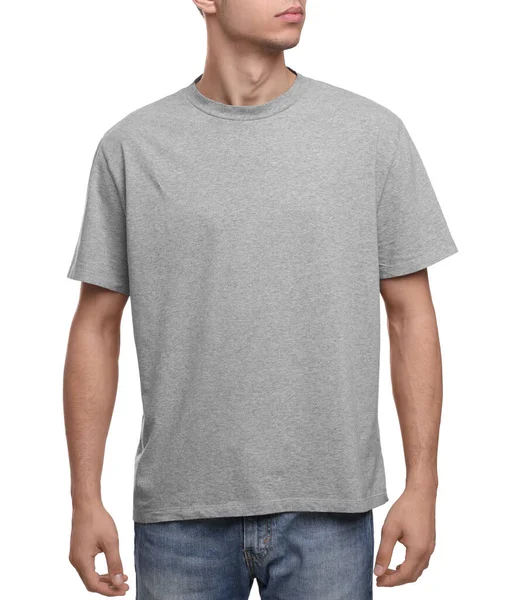Hombre Joven Con Camiseta Gris Sobre Fondo Blanco Primer Plano —  Fotos de Stock