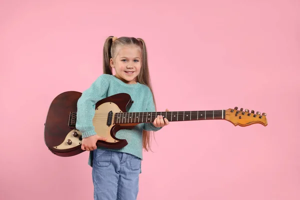 Pembe Arka Planda Elektro Gitarı Olan Mutlu Bir Kız Metin — Stok fotoğraf