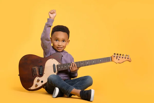 Menino Afro Americano Com Guitarra Elétrica Fundo Amarelo Espaço Para — Fotografia de Stock