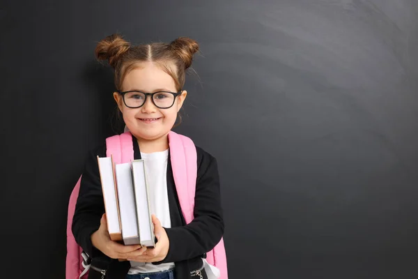 Boldog Kis Iskolás Gyerek Könyvekkel Táblánál Szöveg Helye — Stock Fotó