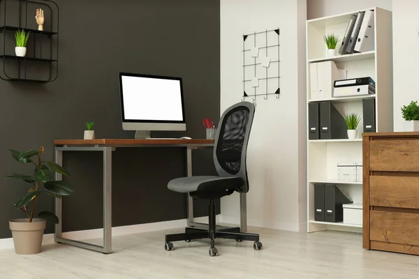 有舒适的椅子 书桌和电脑的时髦办公室内饰 — 图库照片