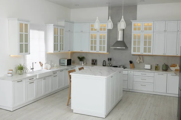 Elegante Cocina Con Muebles Modernos Diferentes Electrodomésticos Diseño Interiores — Foto de Stock