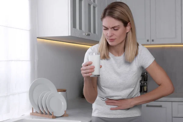 Frau Mit Milchglas Leidet Laktoseintoleranz Küche Platz Für Text — Stockfoto