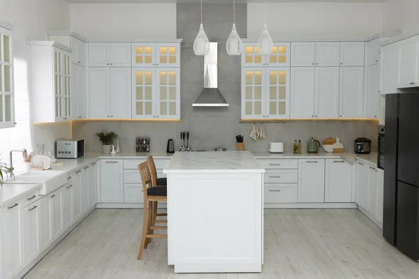 Elegante Cocina Con Muebles Modernos Diferentes Electrodomésticos Diseño Interiores — Foto de Stock