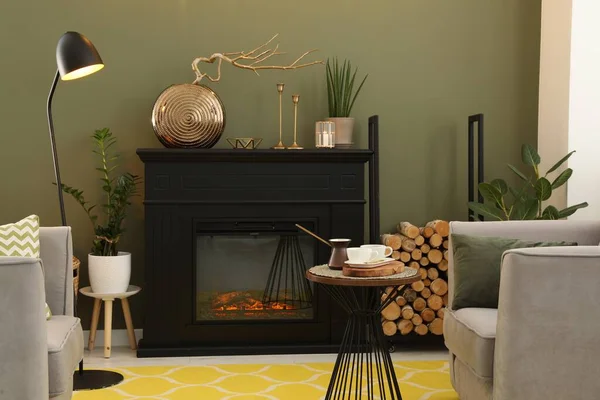 美しい暖炉 アームチェア テーブルとリビングルームで異なる装飾 インテリアデザイン — ストック写真