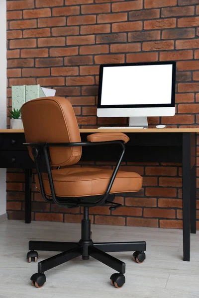 Elegante Interior Oficina Con Silla Cómoda Escritorio Computadora —  Fotos de Stock
