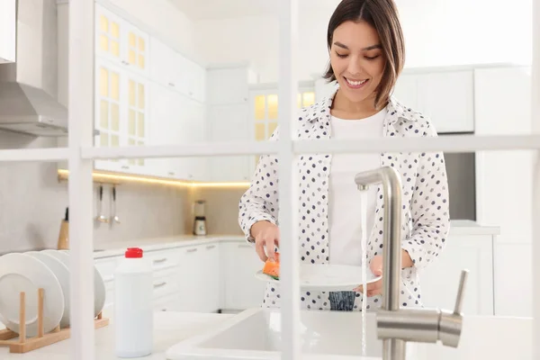 Glückliche Junge Frau Wäscht Teller Über Spüle Moderner Küche — Stockfoto