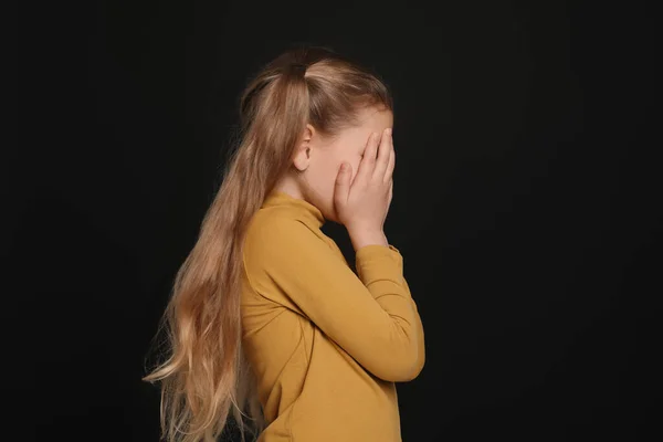 Девушка Закрывает Лицо Руками Черном Фоне Детские Издевательства — стоковое фото