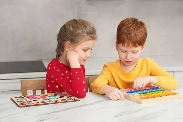 Barn Leker Med Mattespelsats Vid Vitt Marmorbord Köket Att Lära — Stockfoto