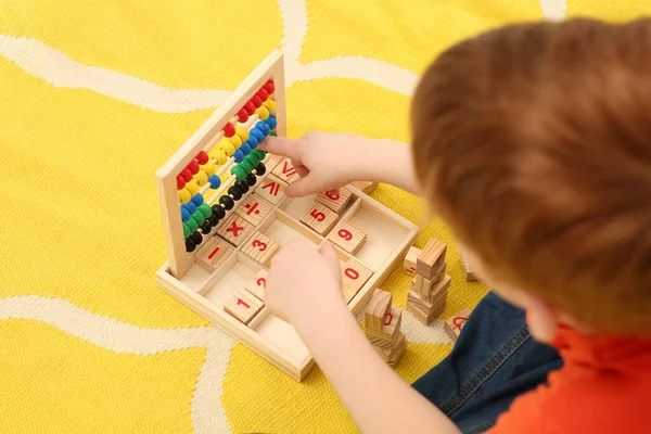 Dítě Hrající Matematickou Herní Soupravou Podlaze Nad Výhledem Učení Matematiky — Stock fotografie