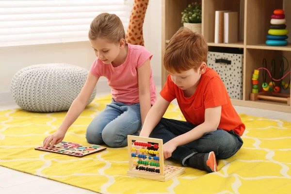 Kinder Spielen Mit Mathe Bausätzen Auf Dem Fußboden Zimmer Mathematik — Stockfoto