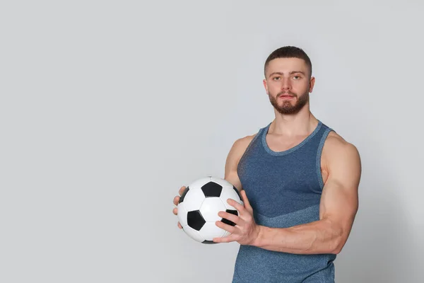 Sportlicher Junger Mann Mit Fußball Auf Hellgrauem Hintergrund Raum Für — Stockfoto