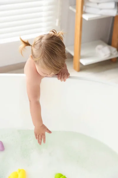 Banyoda Küvetin Yanında Sevimli Küçük Bir Kız — Stok fotoğraf