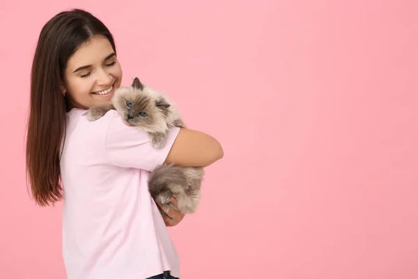 Mujer Feliz Abrazando Lindo Gato Sobre Fondo Rosa Espacio Para — Foto de Stock