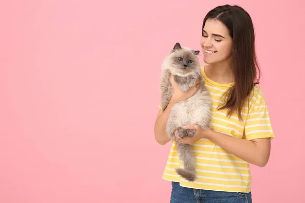Mulher Feliz Com Seu Gato Bonito Fundo Rosa Espaço Para — Fotografia de Stock