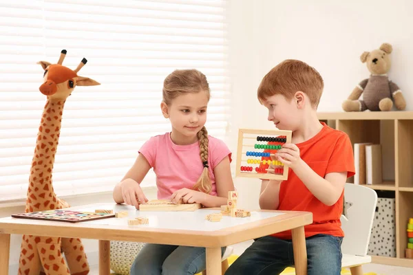 Děti Hrají Různými Matematické Herní Sady Stole Místnosti Studium Matematiky — Stock fotografie