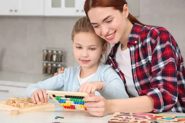 Feliz Madre Hija Jugando Con Diferentes Kits Juego Matemáticas Mesa — Foto de Stock