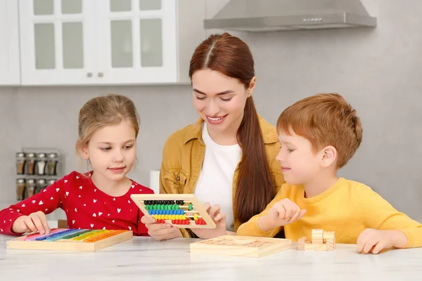 Mãe Feliz Crianças Brincando Com Diferentes Kits Jogo Matemática Mesa — Fotografia de Stock