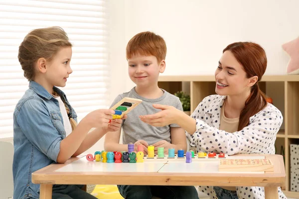 Счастливая Мать Дети Играющие Различными Наборами Математических Игр Партой Комнате — стоковое фото