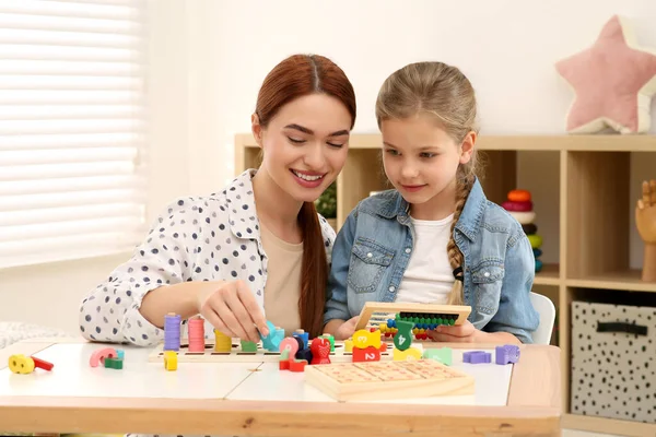 Mãe Filha Felizes Brincando Com Diferentes Kits Jogos Matemática Mesa — Fotografia de Stock
