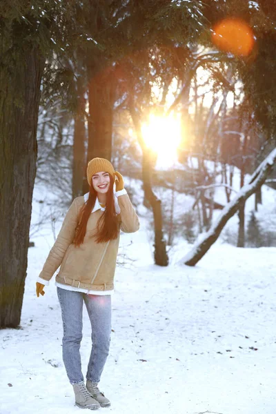 Piękna Młoda Kobieta Korzystających Zimowy Dzień Zewnątrz — Zdjęcie stockowe