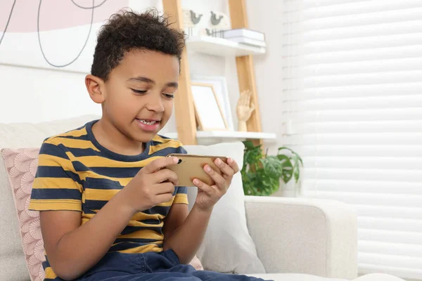 Крихітний Афро Американський Хлопчик Грає Вдома Телефону Простір Тексту — стокове фото
