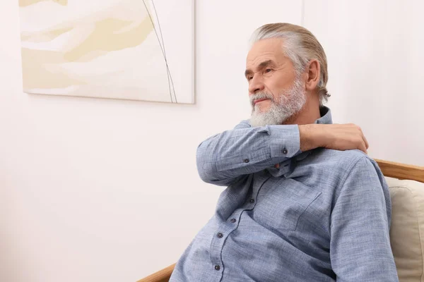 Oudere Man Die Thuis Pijn Zijn Schouder Heeft Ruimte Voor — Stockfoto
