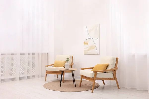 Стильные Кресла Деревянный Стол Гостиной Дизайн Интерьера — стоковое фото