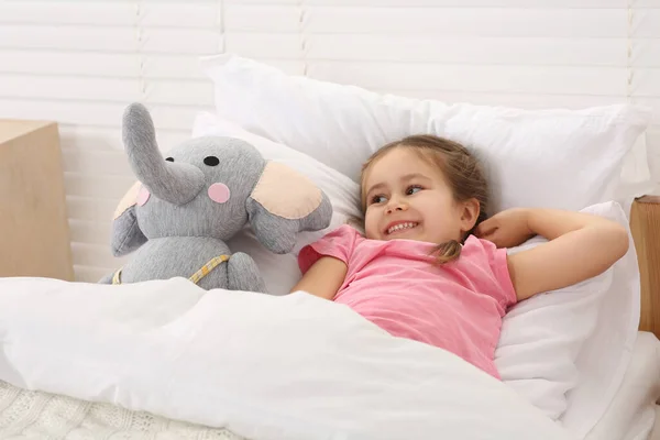 Щаслива Маленька Дівчинка Прокидається Затишному Ліжку — стокове фото