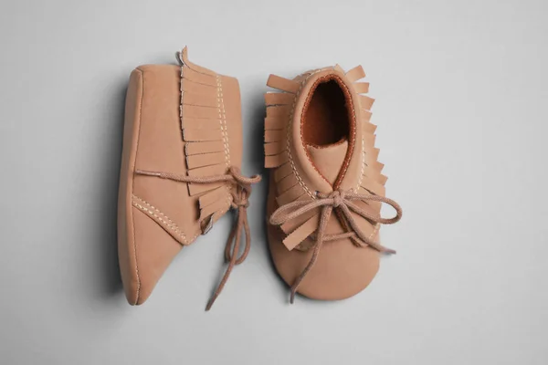 Sapatos Bebê Bonito Fundo Cinza Flat Lay — Fotografia de Stock