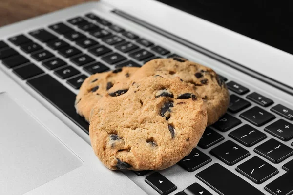 笔记本电脑上的巧克力饼干 特写镜头 — 图库照片