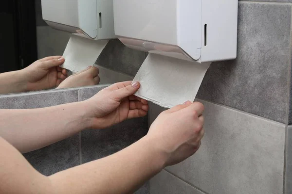 Kvinna Tar Färsk Pappershandduk Från Dispenser Badrummet Närbild — Stockfoto