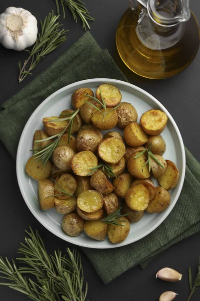 Deliciosas Batatas Assadas Com Alecrim Ingredientes Mesa Preta Flat Lay — Fotografia de Stock