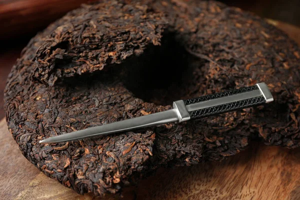 Złamany Dysk Kształcie Erh Herbaty Noża Drewnianej Desce Zbliżenie — Zdjęcie stockowe